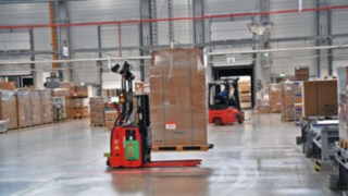 Wózek L-MATIC firmy Linde Material Handling transportuje towary firmy ebm-papst.